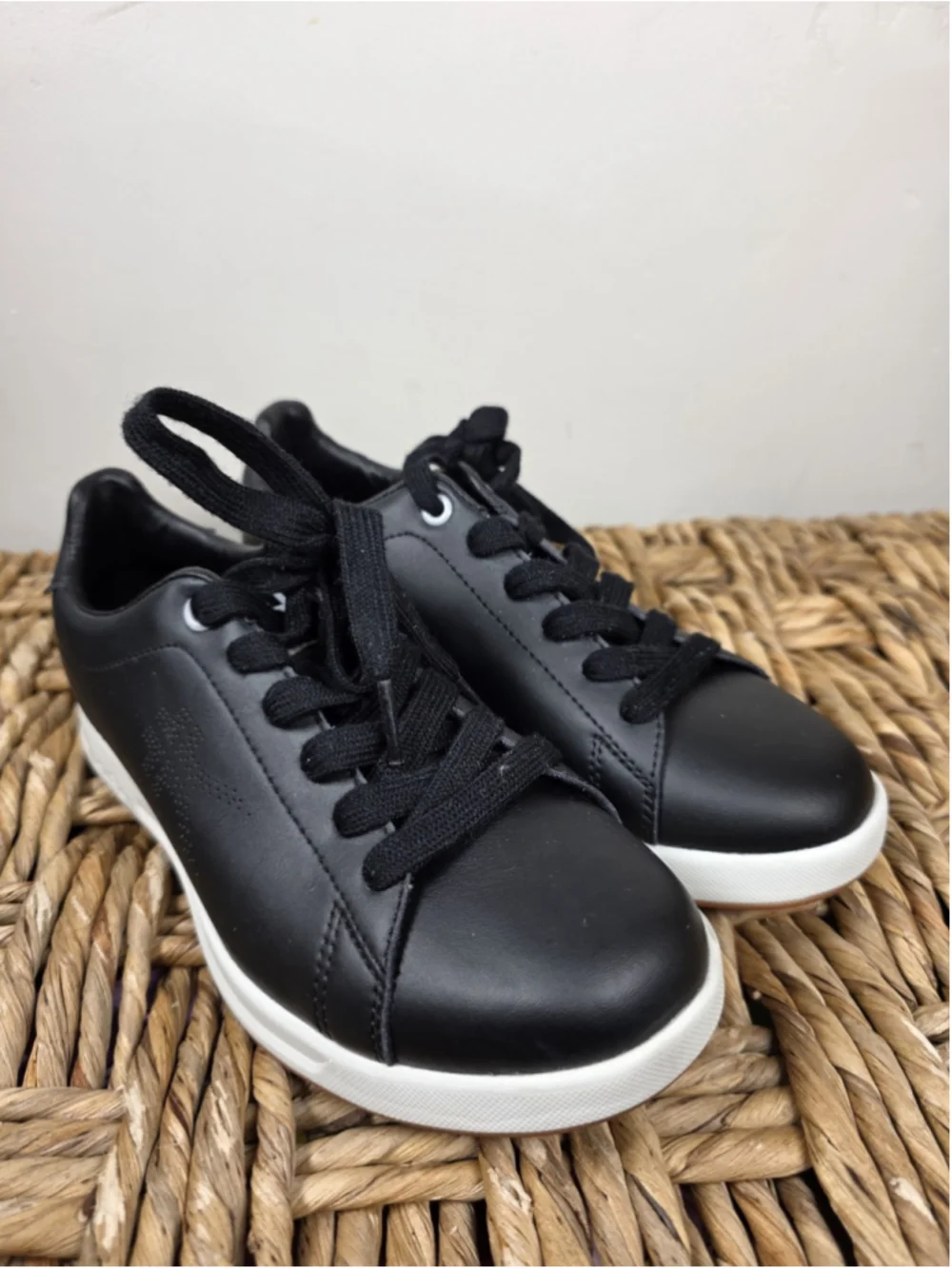 KURU Women's 6 M Black Leather ROAM Comfort Walking Sneakers White Gum Sole